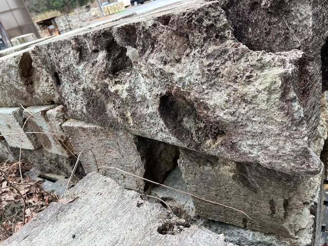 自然の空洞化による風情ある造形！ 大谷石3級品高さ約300x奥行き250