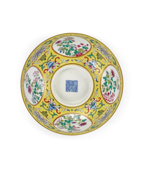 粉彩黃地開光花卉紋碗-宇珍國際藝術| Yu Jen Taipei重要中國瓷雜工藝