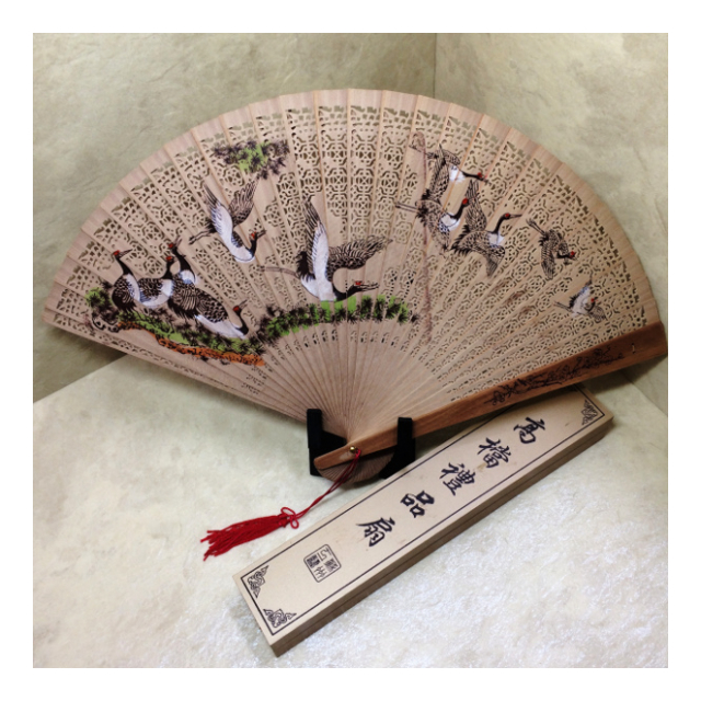 白檀の香，高級扇子彫刻 中国特製 扇子 白檀扇 木箱入 透かし彫り