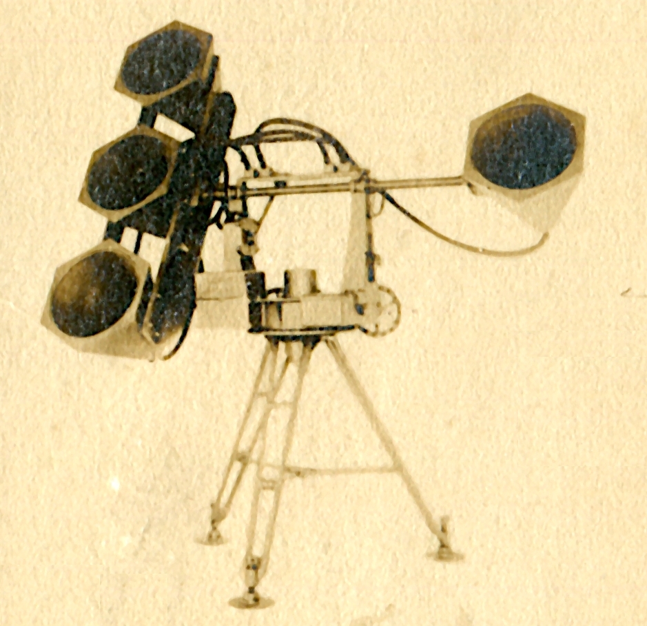 手廻し式ライト 日本軍 日本陸海軍の探照灯と空中聴音機（Japanese