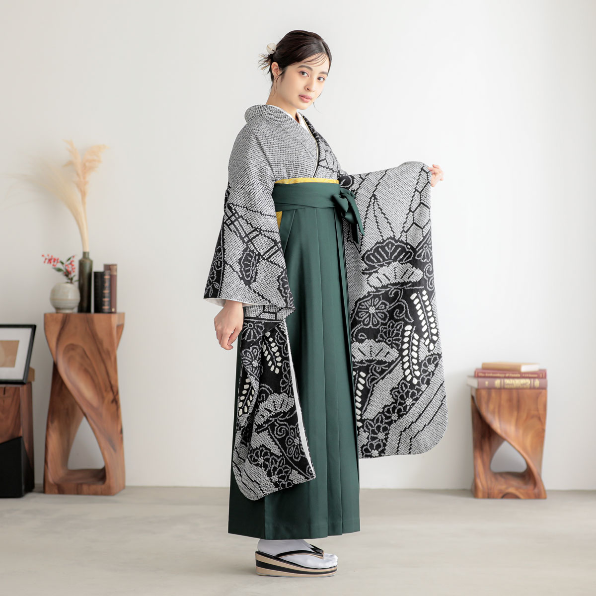 振袖： R2180総絞り 黒 熨斗に藤