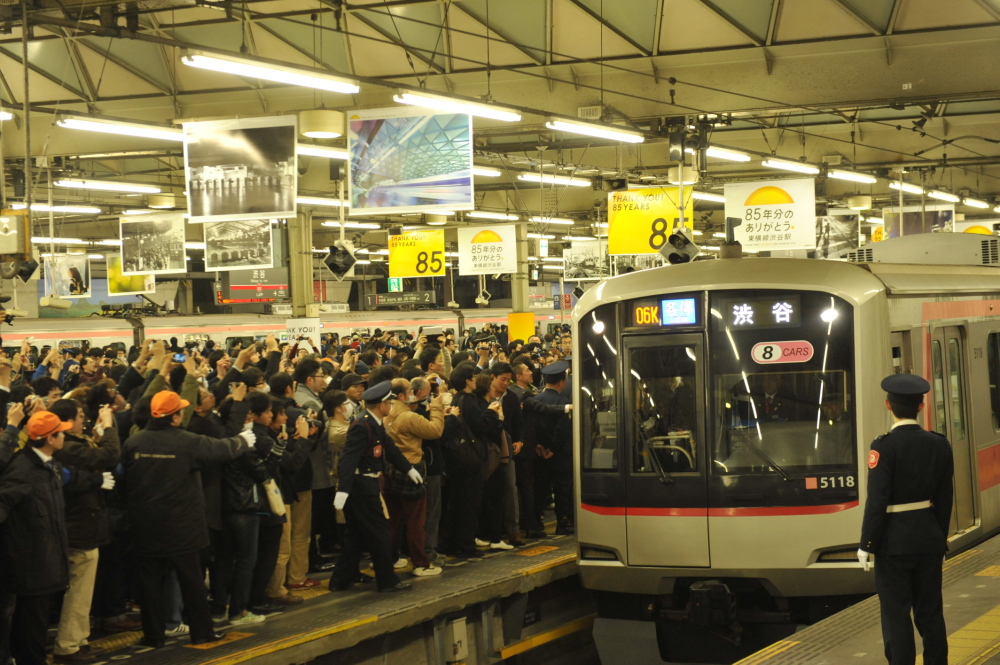 東横線渋谷駅、未明の大引っ越し4時間 | 日経クロステック（xTECH）