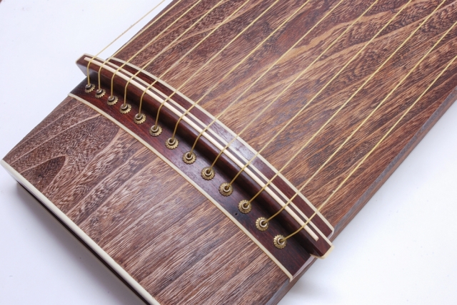 13弦お琴 甲の紋様も良い 琴柱の倒れた跡も殆ど