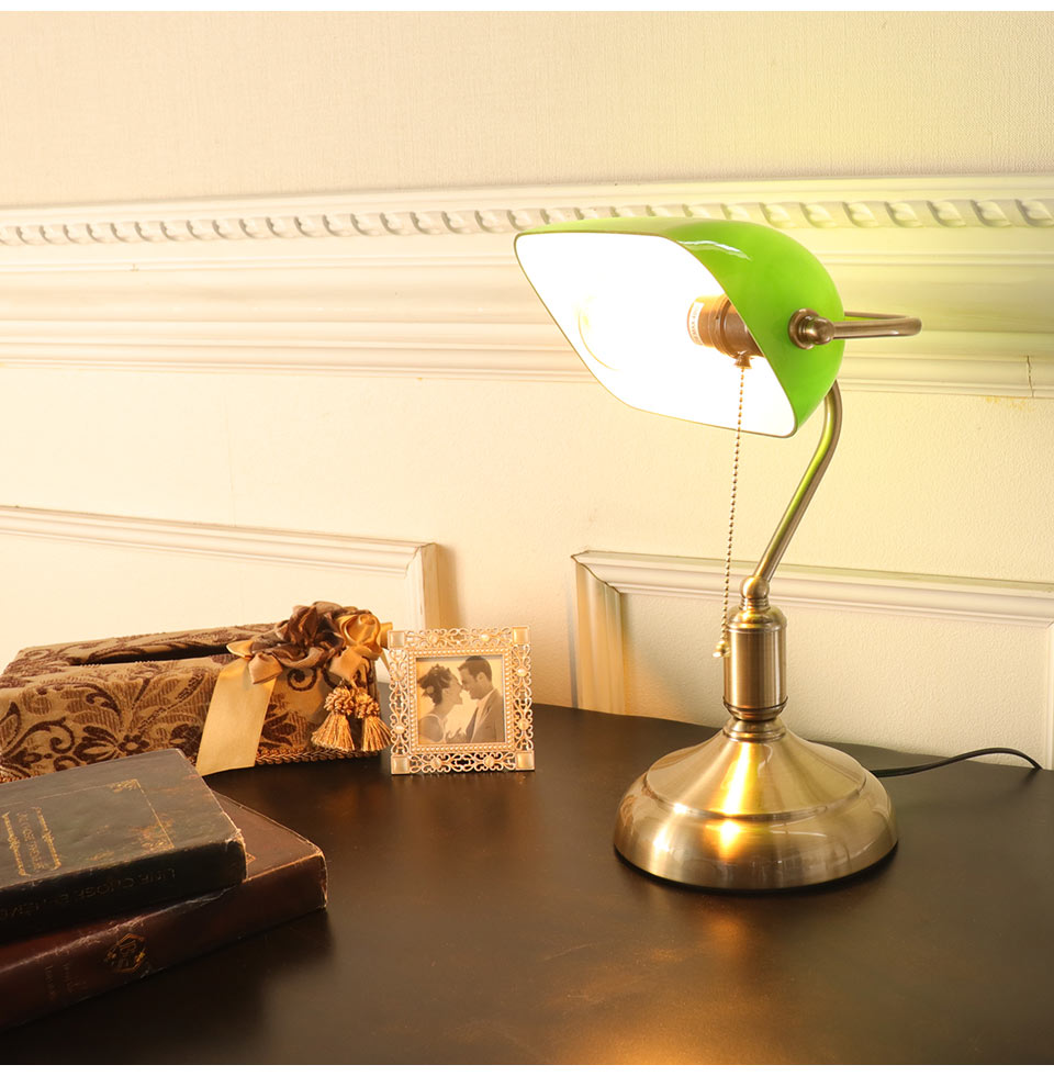 100年前の雰囲気そのままに レトロ バンカーズランプ デスクライト