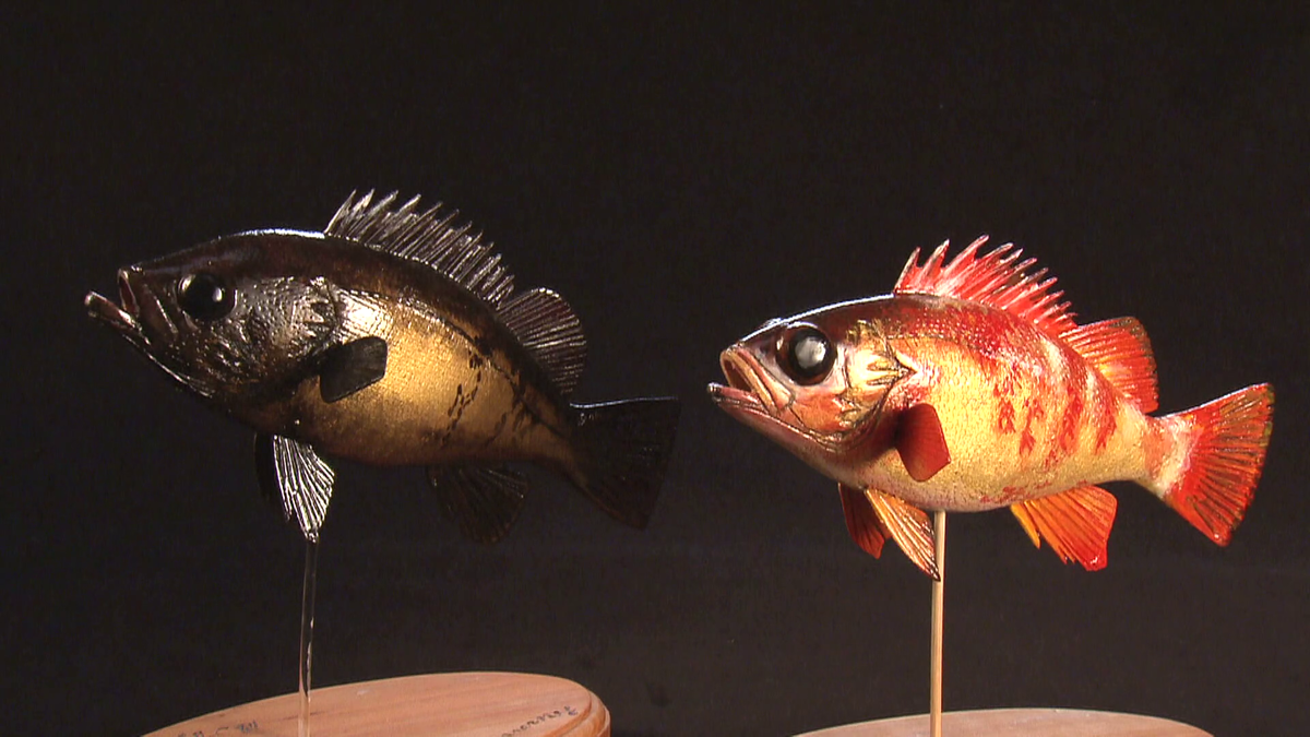 木製クマの彫刻 30cm 木製クマと魚の彫刻 木製 クマと魚の彫刻 高