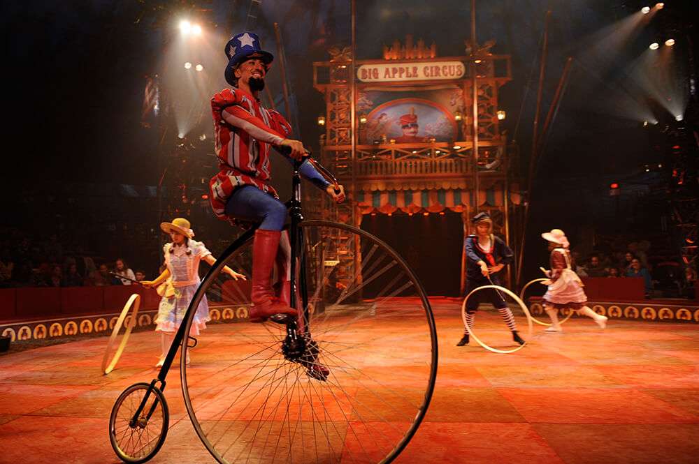 昔ながらのサーカステントで行う「ビッグアップル・サーカス」家族で