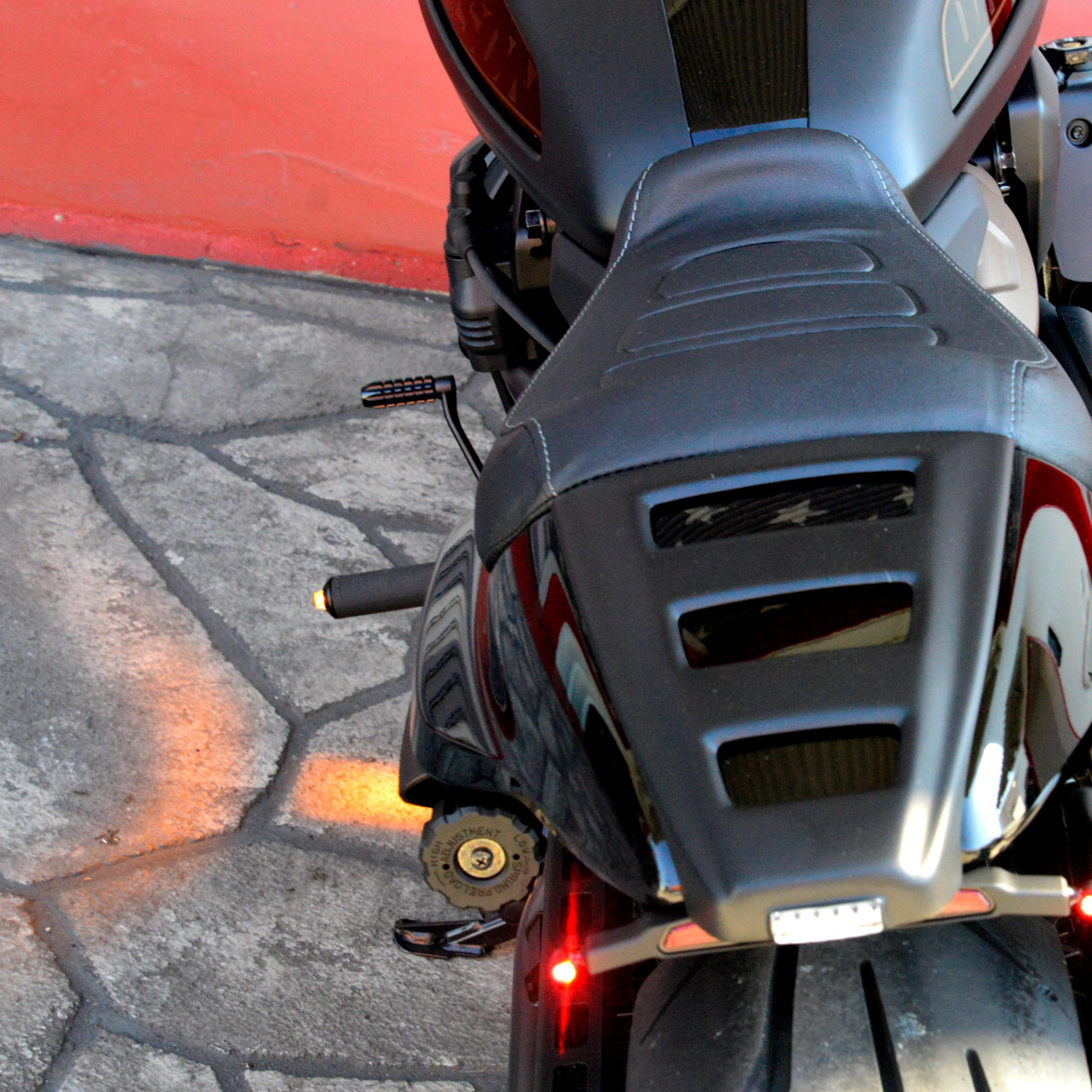 パインバレーオリジナル□ハーレー フットペグLEDウインカー/ブラック