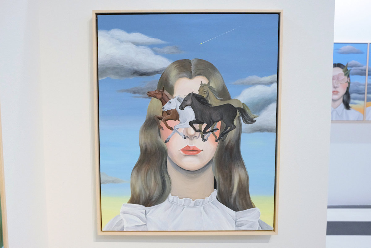 榎本マリコ「モーメント」｜顔を覆われた⼈物画からみえるもの｜アート数奇