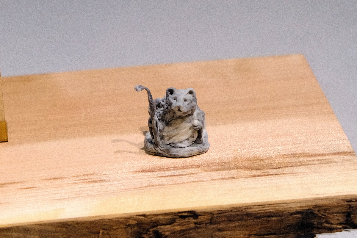 消しカスのアート 消す」から始まるアート。入江早耶が消しゴムのカス