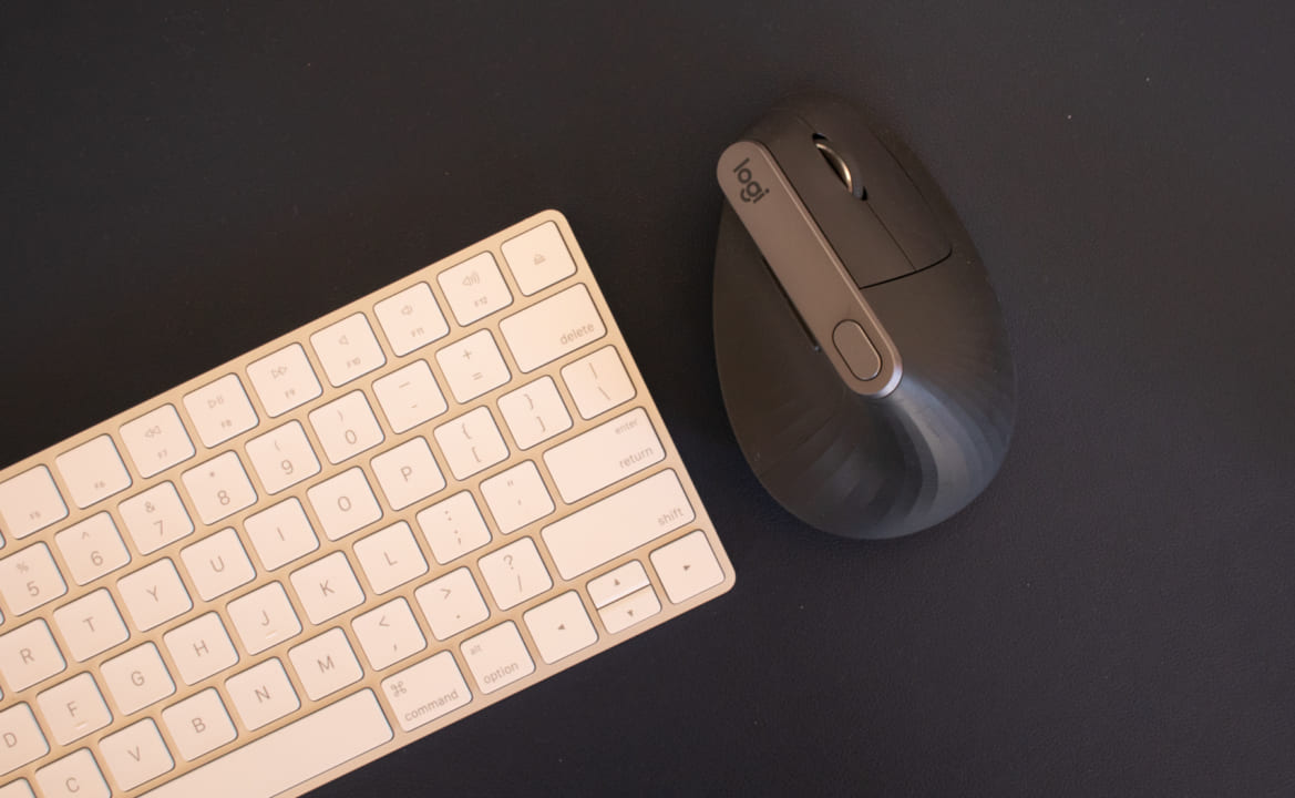 Magic Trackpad 2+Magic Keyboard 2+マウス、あと4Kディスプレイ