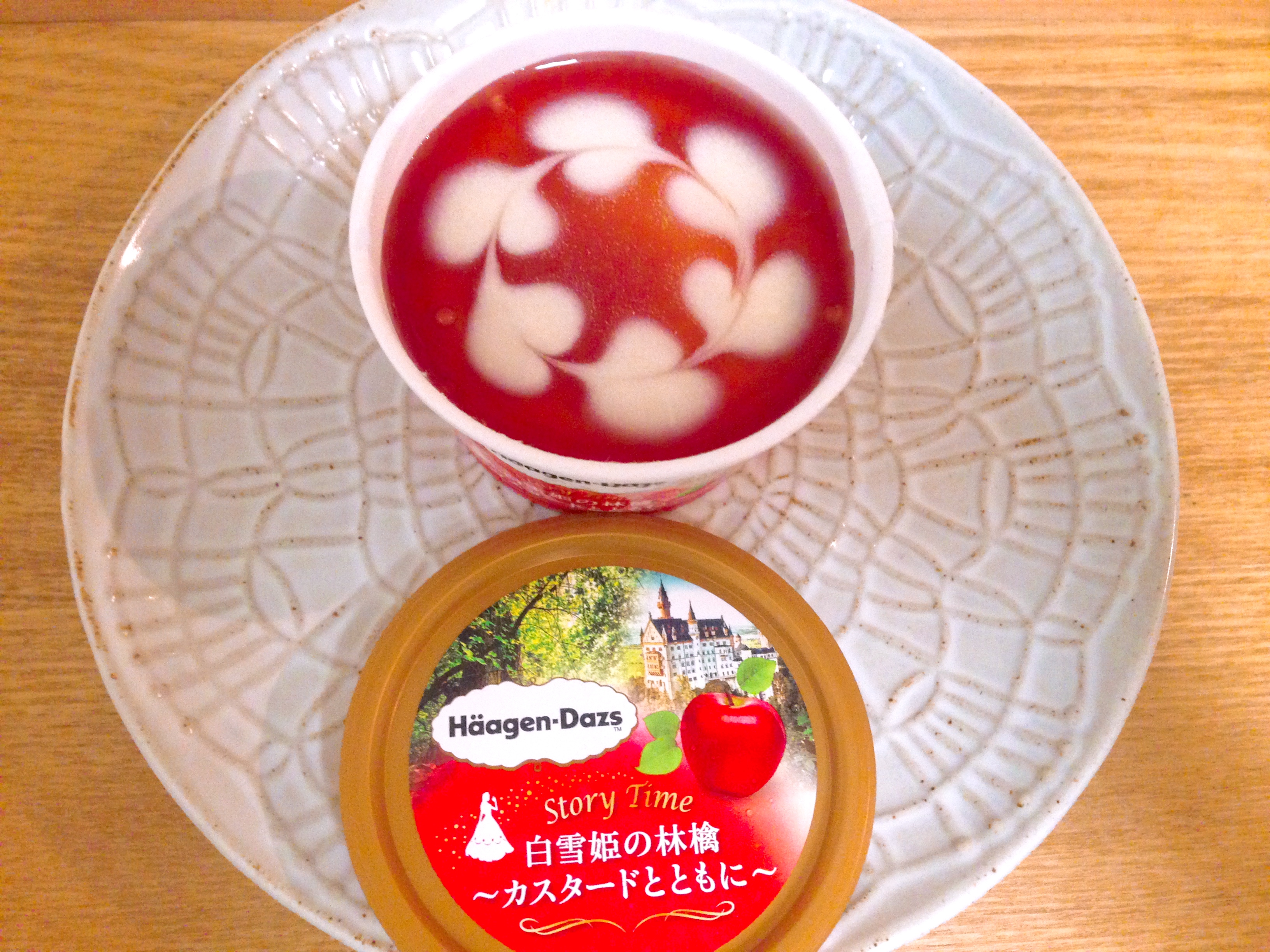 童話モチーフのハーゲンダッツ新作「白雪姫の林檎」と「アリスの紅茶