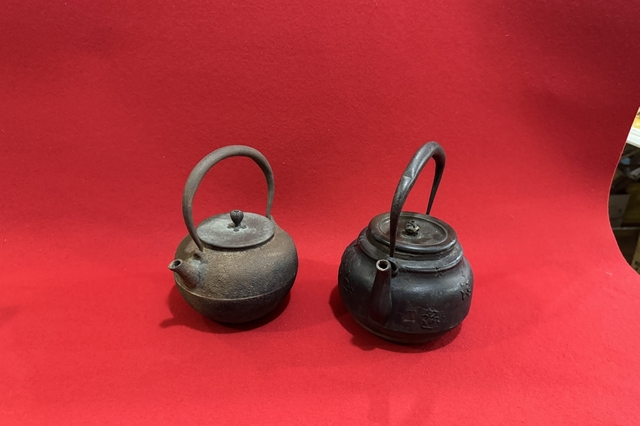 岡山県笠岡市で煎茶道具銅蓋の付いた鉄瓶二つを買取させてもらいました