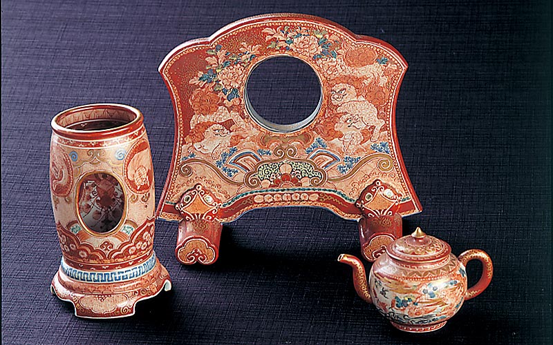 伝統美術の館：古九谷、吉田屋窯の世界 | 加賀 伝統工芸村 ゆのくにの森