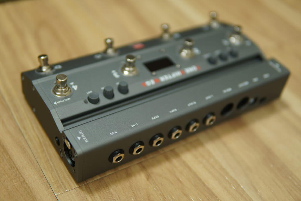 オーディオIFとMIDIフットコントローラが合わさったオールインワン機材