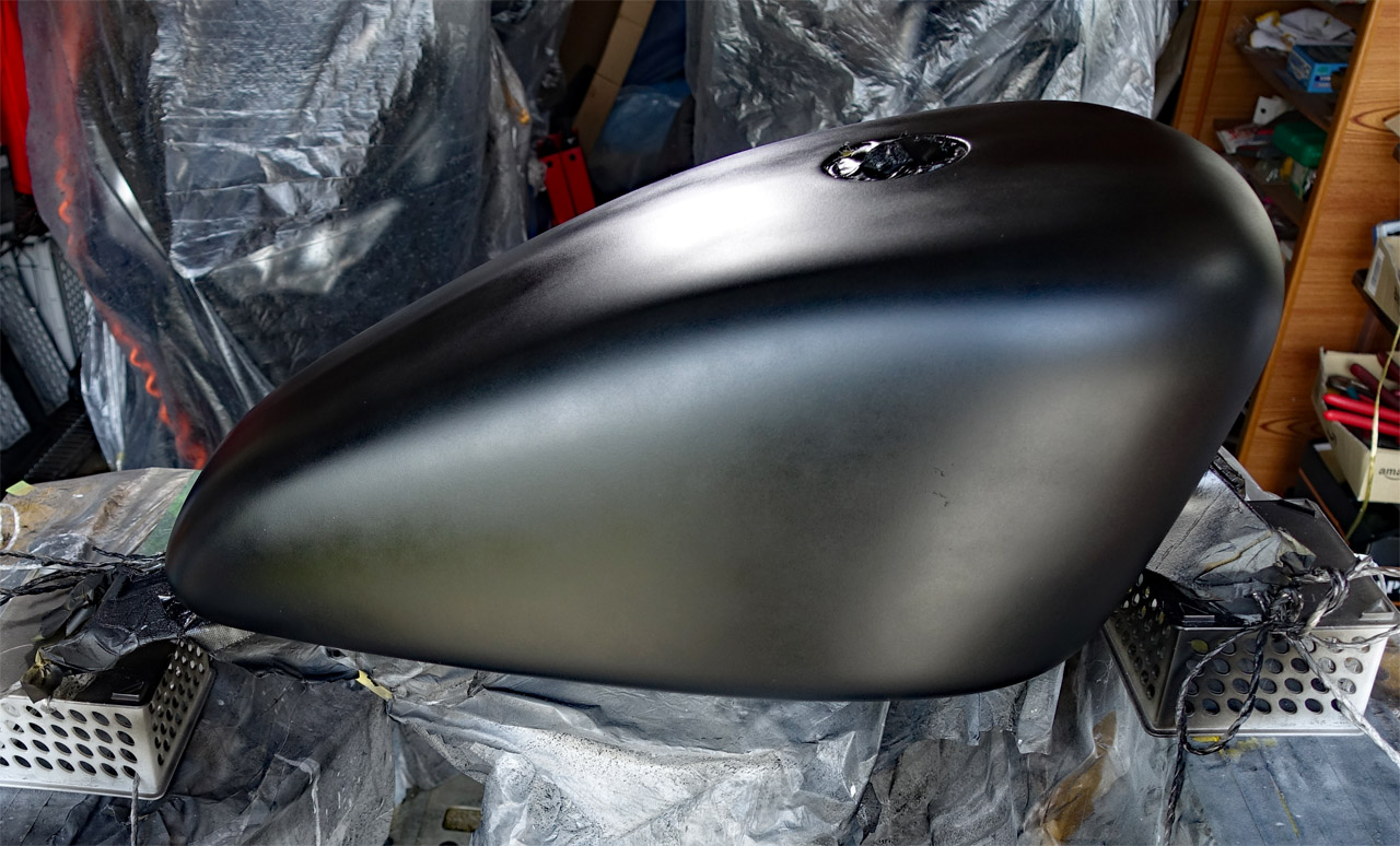 スポーツスター ガソリンタンク 再塗装ベース mqdefault.jpg