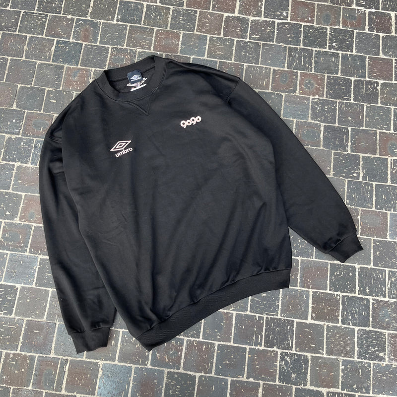 9090 × UMBRO Two Logo Sweat – YZ