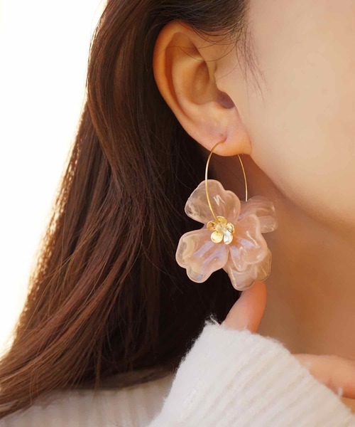 アガット フラワーモチーフ ゴールドピアスとクウォーツチャームの