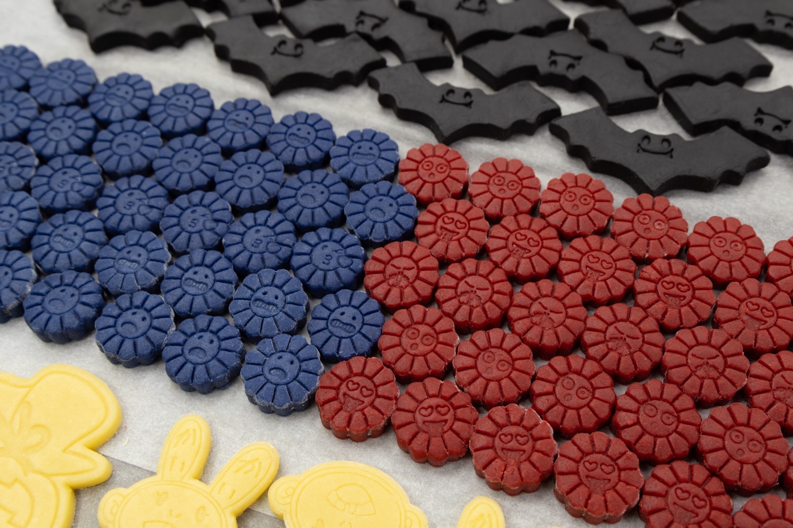 10月6日(日)20時より、「カイカイとキキのハロウィンクッキー缶」を