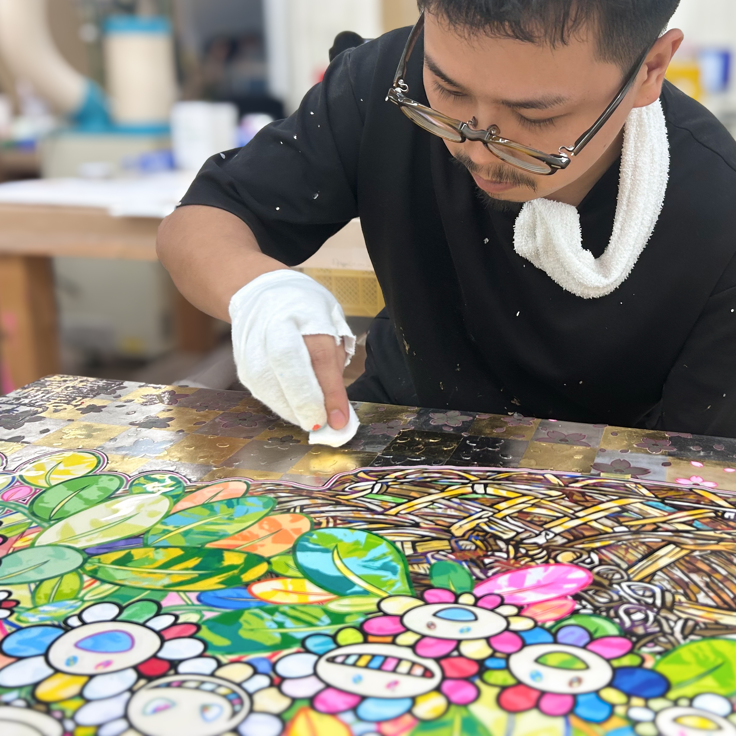 4月23日(水) 12時よりWebショップにて、村上隆直筆サイン入り