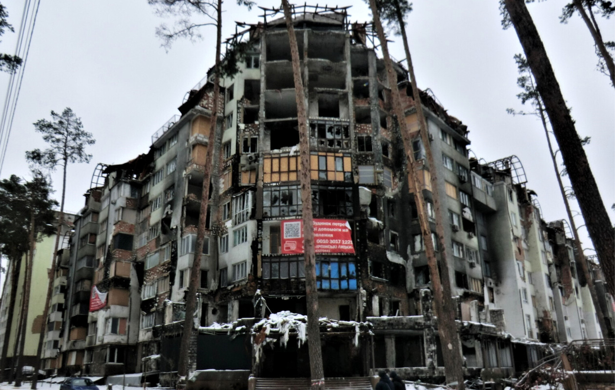 涙も凍る「破壊と虐殺の町」厳冬下の今：ウクライナ危機1年 | 活動