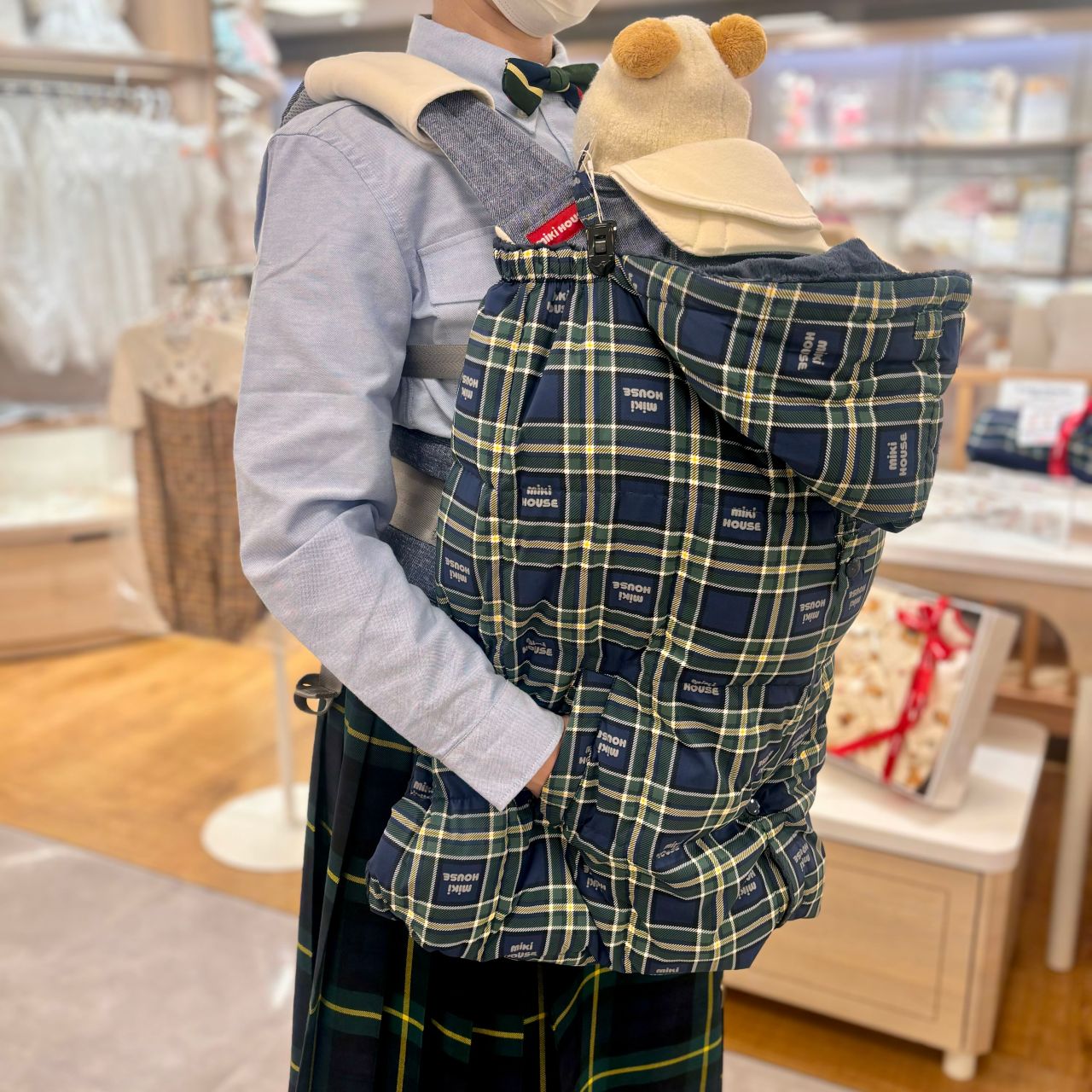 アウター特集第一弾！〜赤ちゃんの防寒着キャリーケープ〜｜ミキハウス