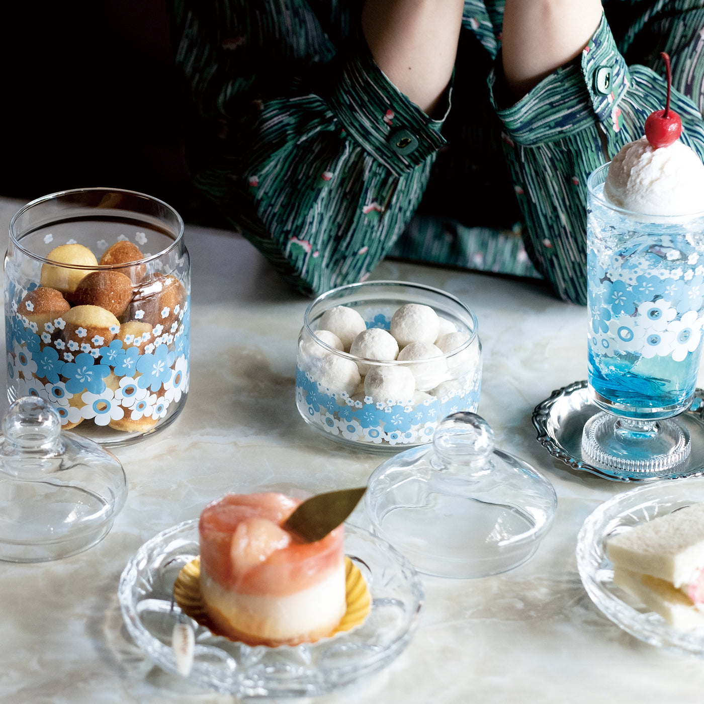 骨董 時代ガラス 霰プレス あられ模様 花型 菓子器 飴屋瓶 ボンボン