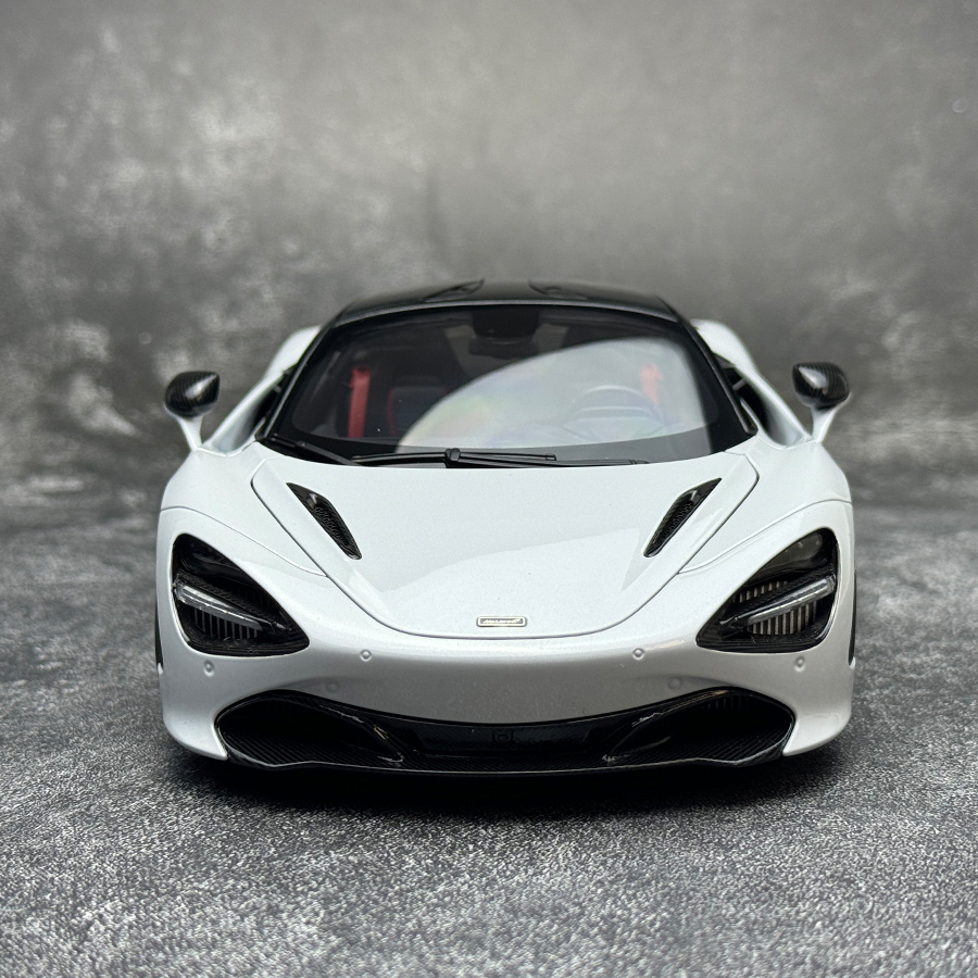 AUTOart 1:18 scale for McLaren 720S Sports car model static