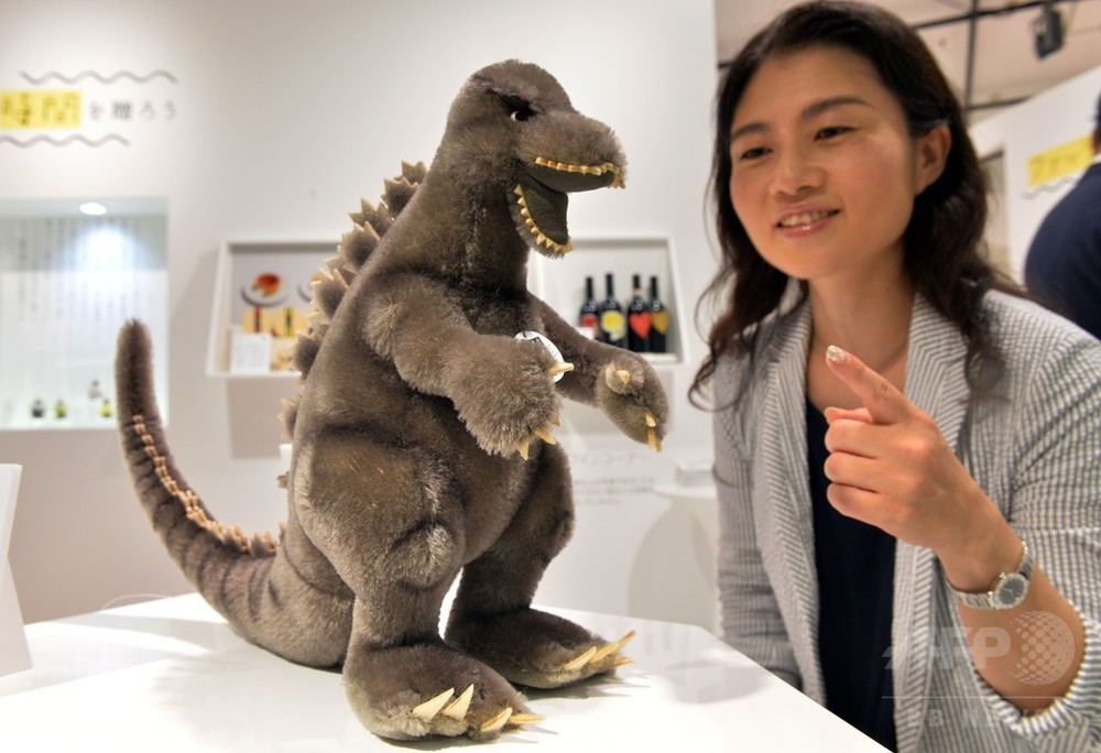 元祖ゴジラのぬいぐるみ、テディベアのシュタイフ社制作 東京 写真3枚