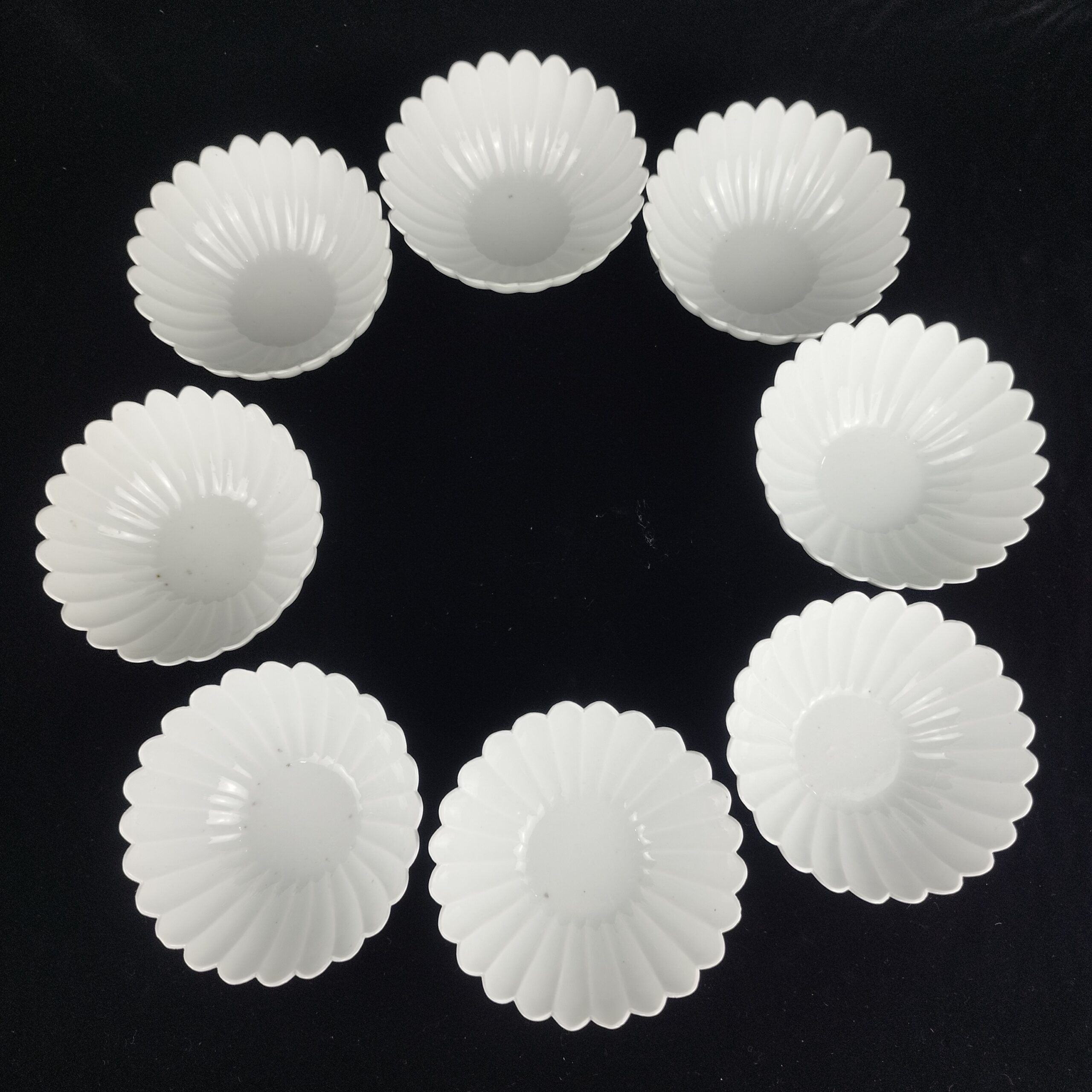 伊万里 柿右衛門白磁菊割小鉢 8客組 – 古美術西川