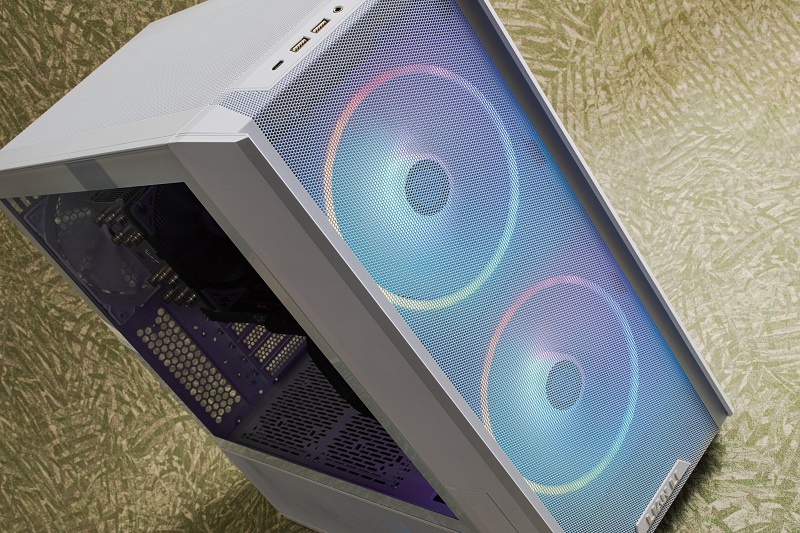 前面に16cm角ファンを装備、組み込みやすい構造にも注目！Lian Li