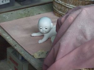 這子（はいご）です。ハイハイする赤ちゃんのお人形です。 | 岡崎市