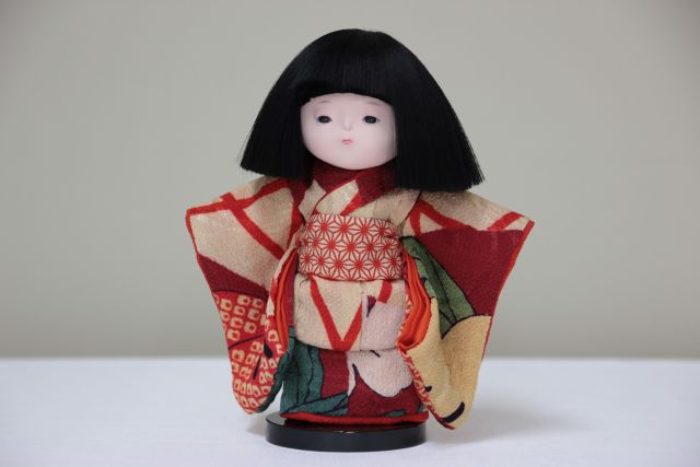 とても小さな市松人形です。古布の着物を着ています。 | 岡崎市｜味岡