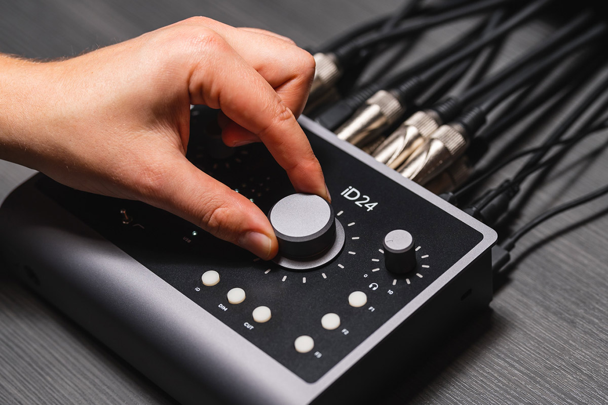 AUDIENT | iD24 | USB オーディオ・インターフェイス | 製品情報