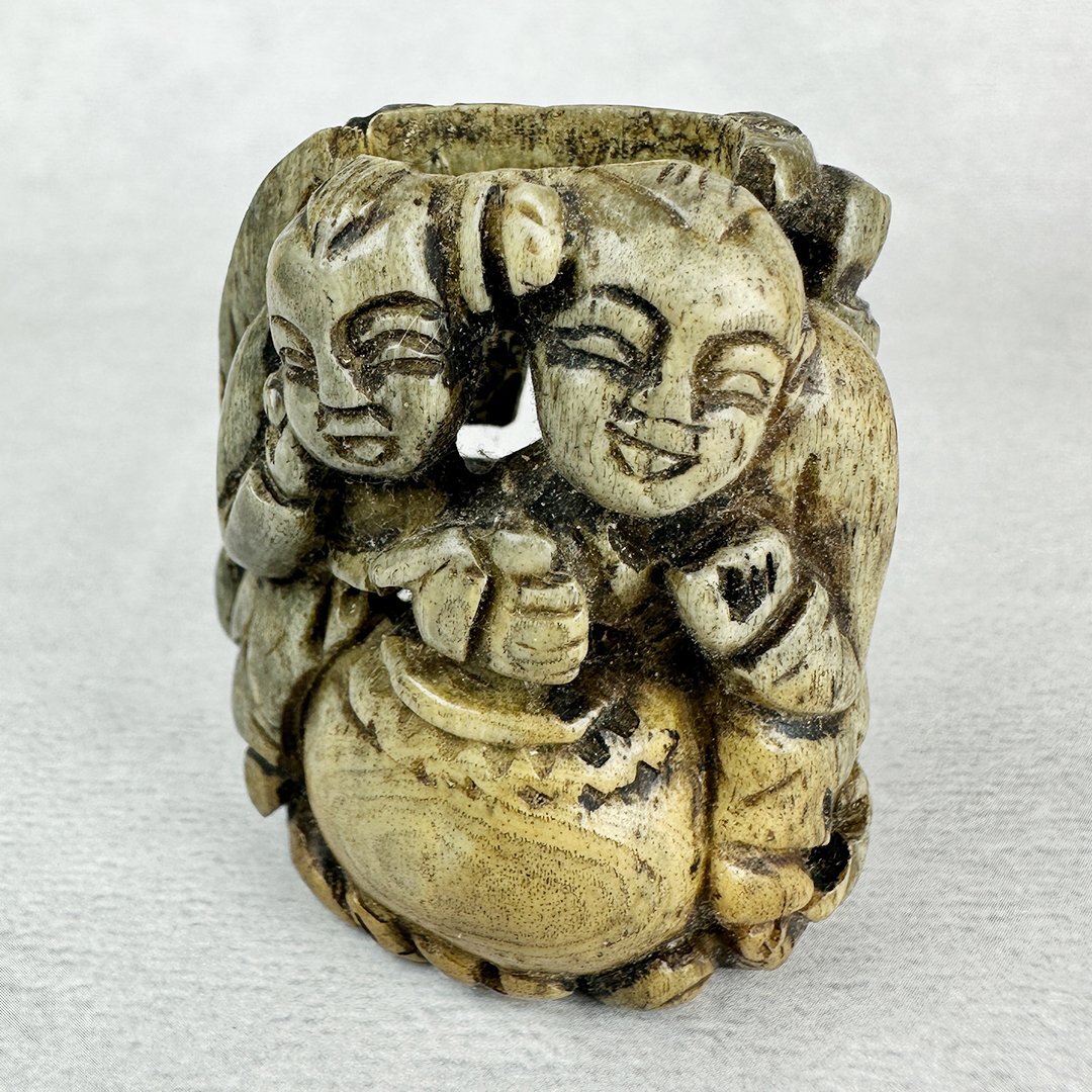 古美術 雨蛙根付 中国の唐子に福の彫刻 骨製