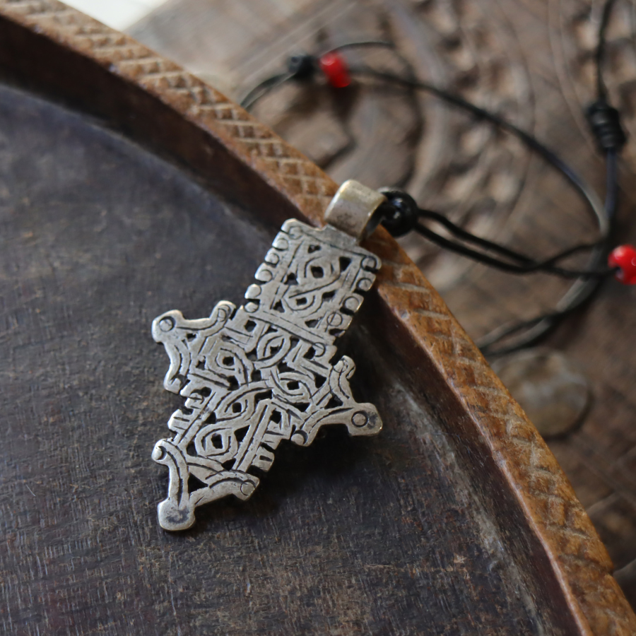 amphora / エチオピアンクロス 皮ひもペンダント 【現品お届け