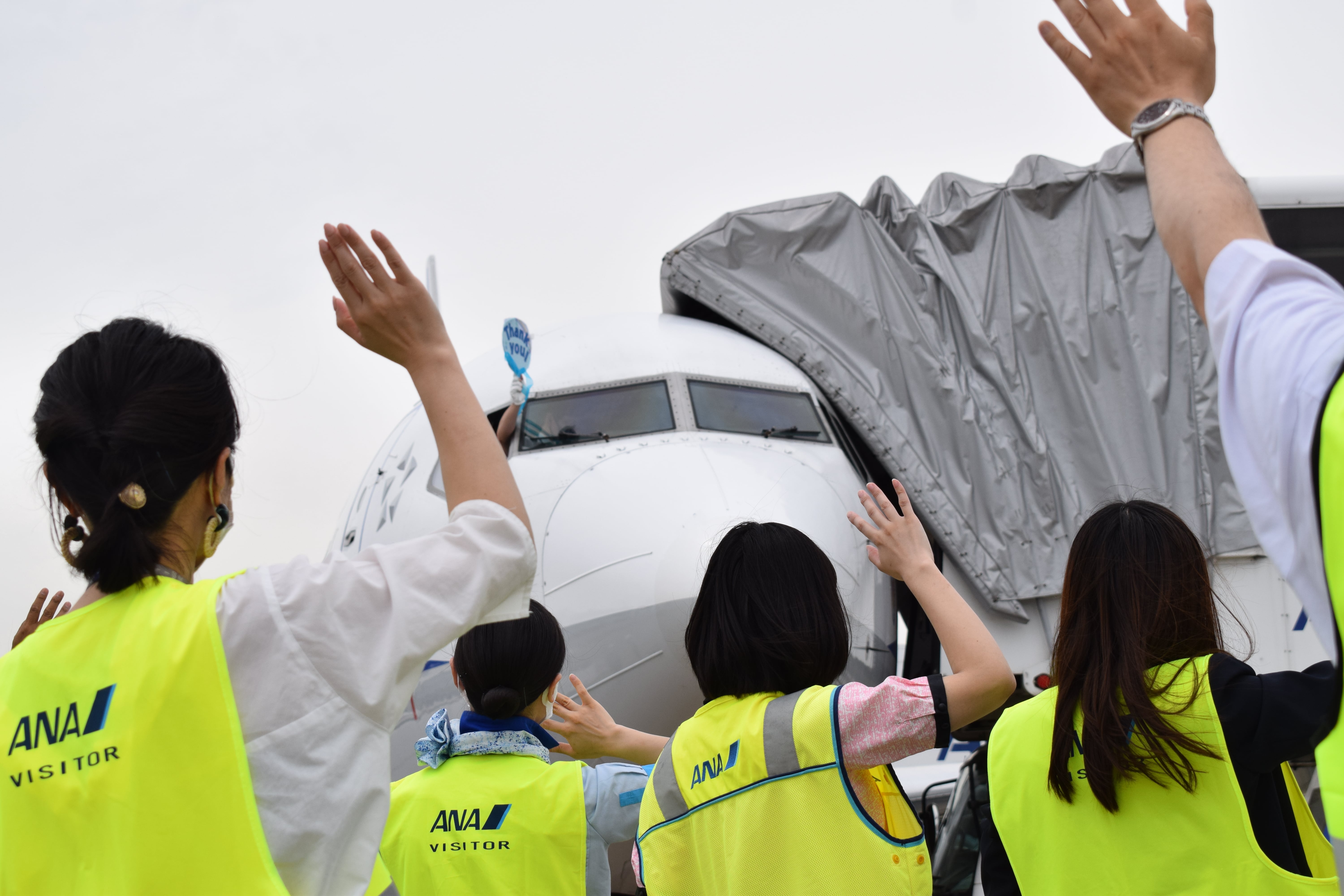 退役したB737-700型機のシートカバーから作った「ガジェットポーチ