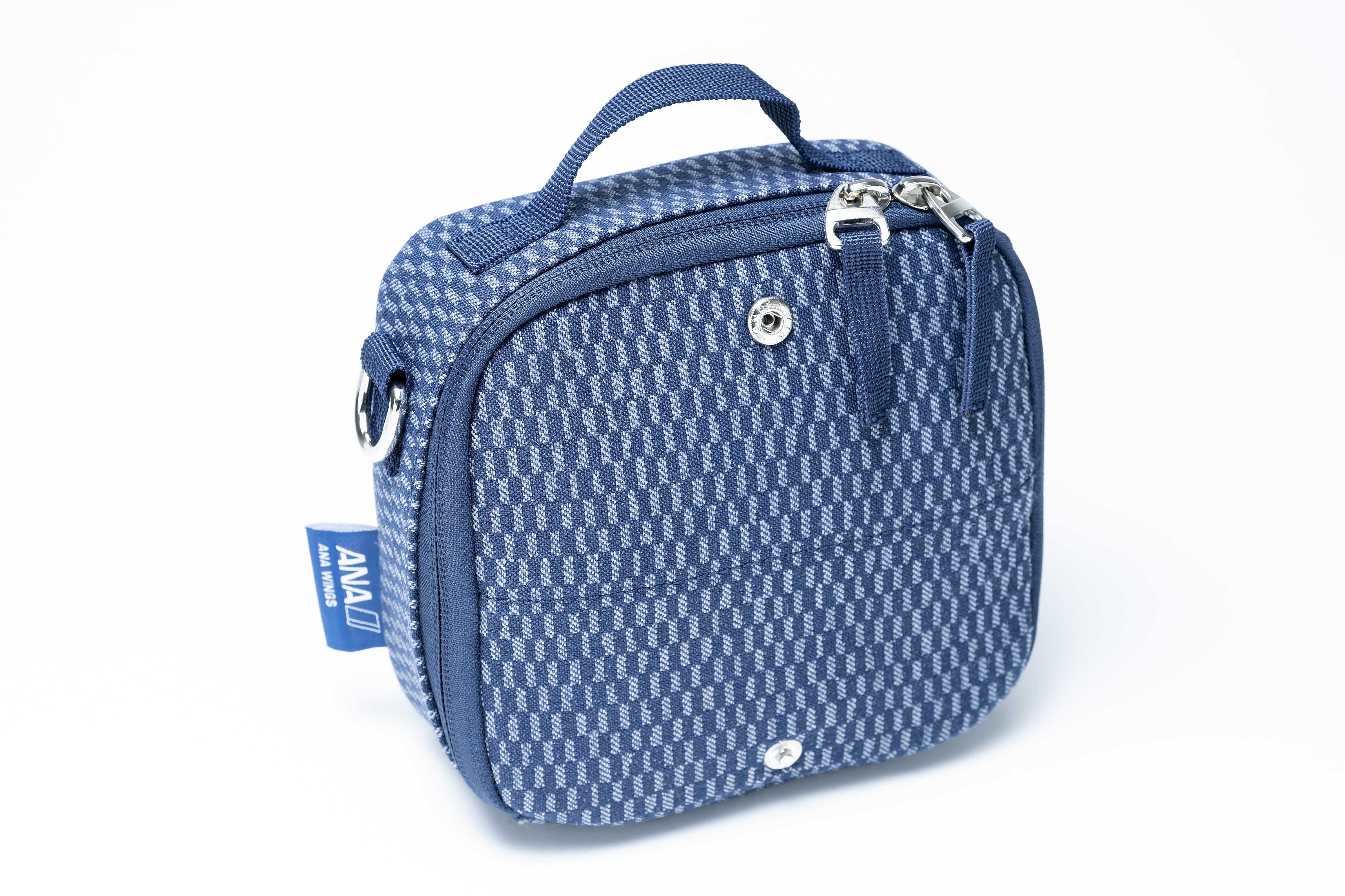 退役したB737-700型機のシートカバーから作った「ミニポーチ」: トップ