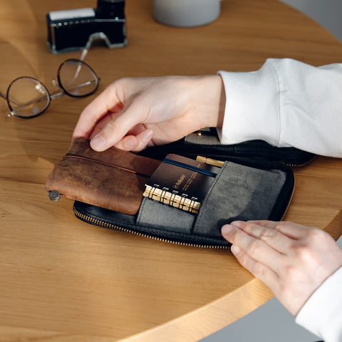 開くたび、ときめく」 文具ポーチ 【栃木レザー】 – &Liebe