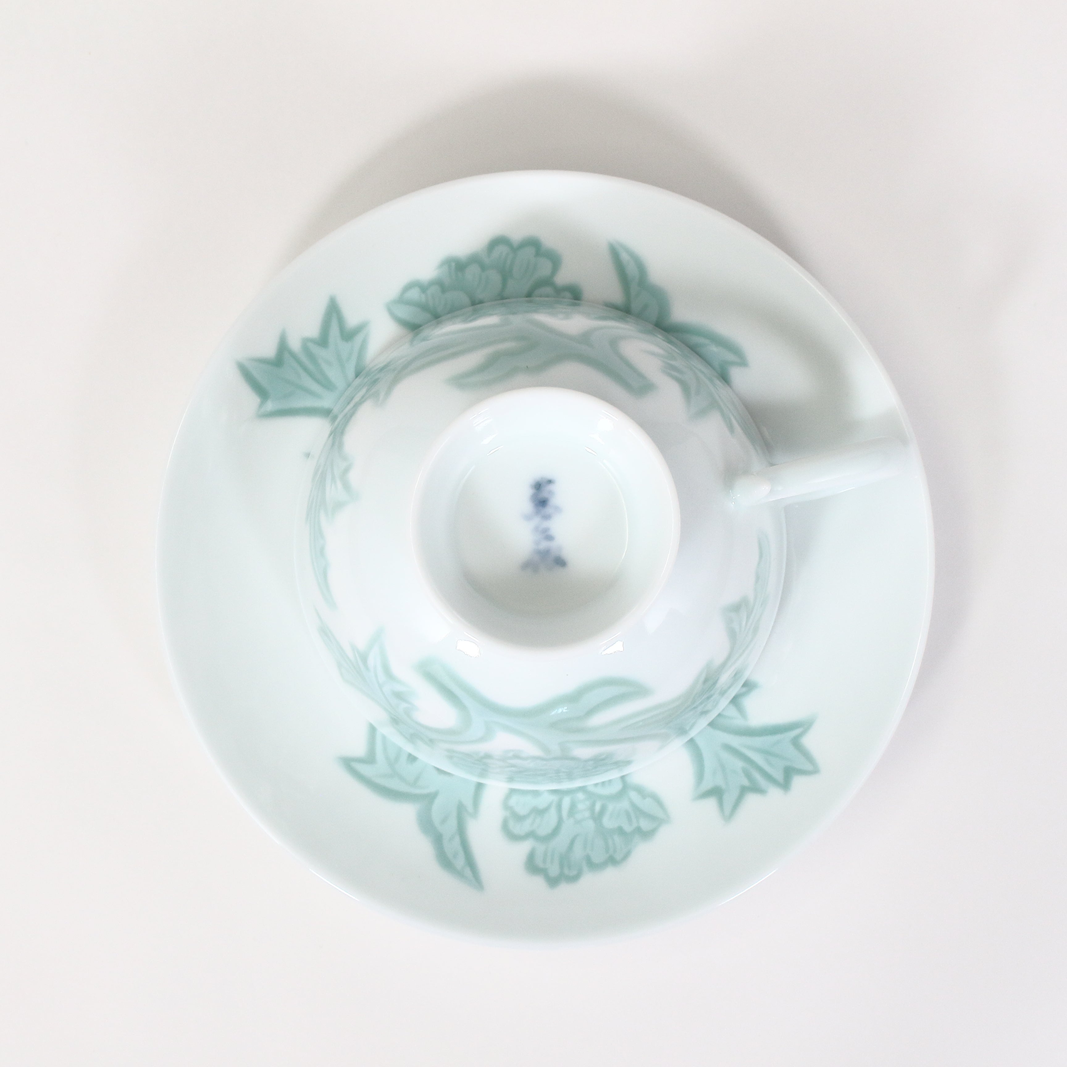 井上萬二 皿 青白磁牡丹文 井上萬二 皿 青白磁牡丹文