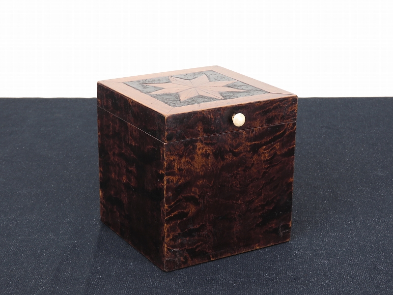 正方形のフランス製アンティークボックス （寄木細工模様の木箱）（5月