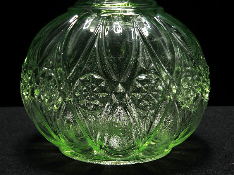 丸みのあるフォルムが可愛らしいウランガラスの水差し（ヴァセリン