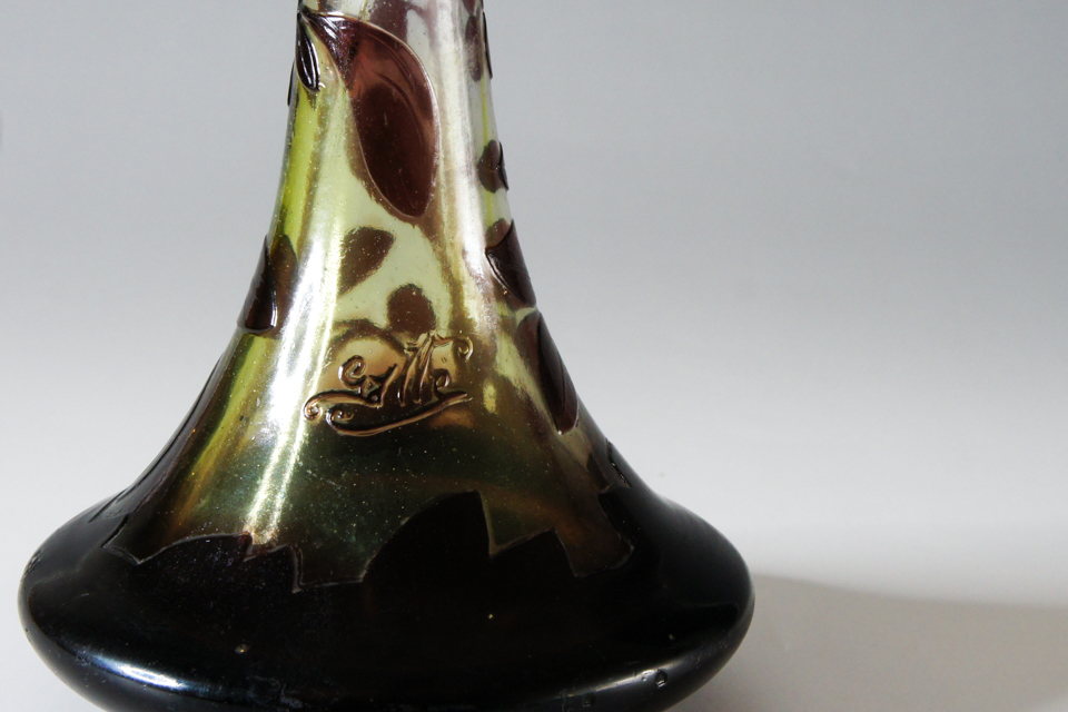 エミール・ガレ「木の実文鶴首花瓶」《アンティックかとう》