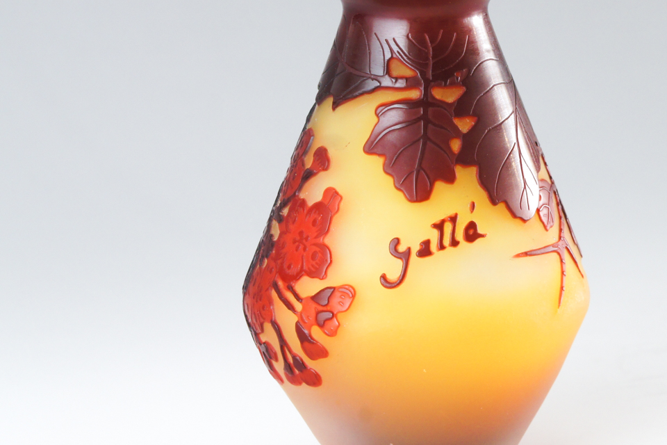 39) 美しい東洋陶器の床置き花瓶。桜と鳥が描かれ彫刻されています