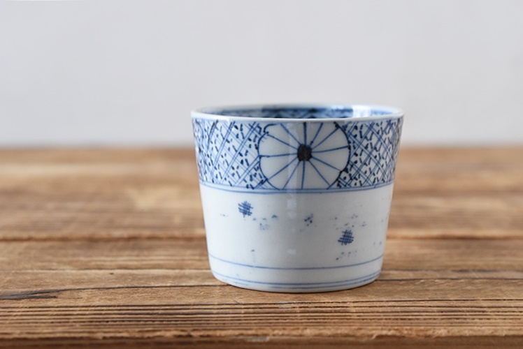 18世紀後半の色絵蕎麦猪口2点（龍・雲・宝珠文／亀甲・人物・風景文