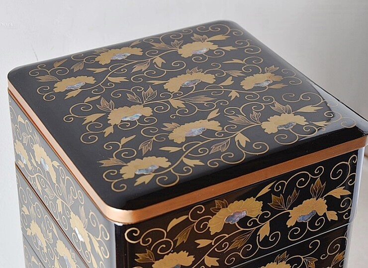 骨董 4段重箱 重箱 蒔絵 螺鈿 縁起柄 木製 漆器 重台付き 替蓋付き