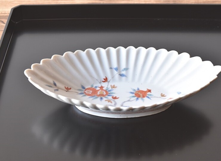 古伊万里 柿右衛門様式 白磁 柘榴模様 変形菊皿 - 生活骨董と古布の
