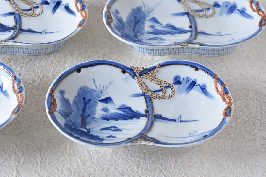 櫛高台の孔雀と花の模様の皿 櫛高台の孔雀と花の模様の陶器皿