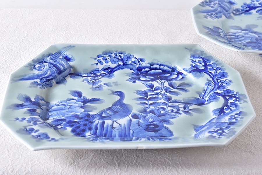 伊万里 青磁染付 孔雀 牡丹 梅に鶯 隅切長方大皿 - 生活骨董と古布の