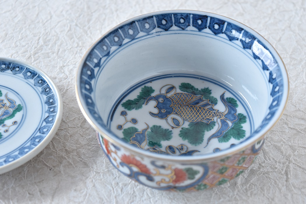 大聖寺伊万里 草花亀甲 双魚模様 大明嘉慶年製文 蓋付茶碗 蓋物 九谷暁