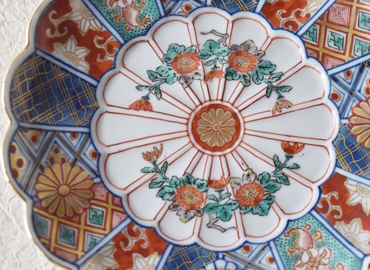 大聖寺伊万里 色絵 奇玉宝鼎之珍 菊型 五寸皿 - 生活骨董と古布の